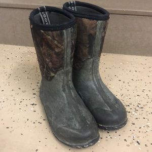 Kids bogs camo muck boots size 5